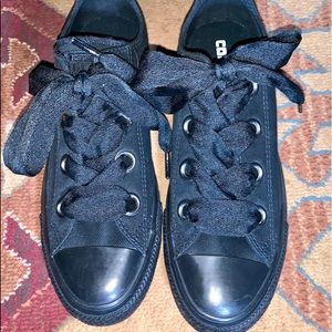 NWOT Converse low-tops all blk w/large eyelets